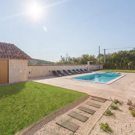 Diana Private Pool Near Βίλα